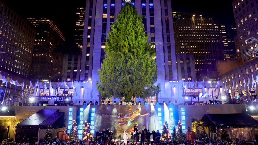 NEW YORK, NEW YORK – NOVEMBER 29: Kelly Clarkson performs during the 2023 Rockefeller Center Christmas Tree Lighting Ceremony at Rockefeller Center on November 29, 2023 in New York City. (Photo by Arturo Holmes/Getty Images)