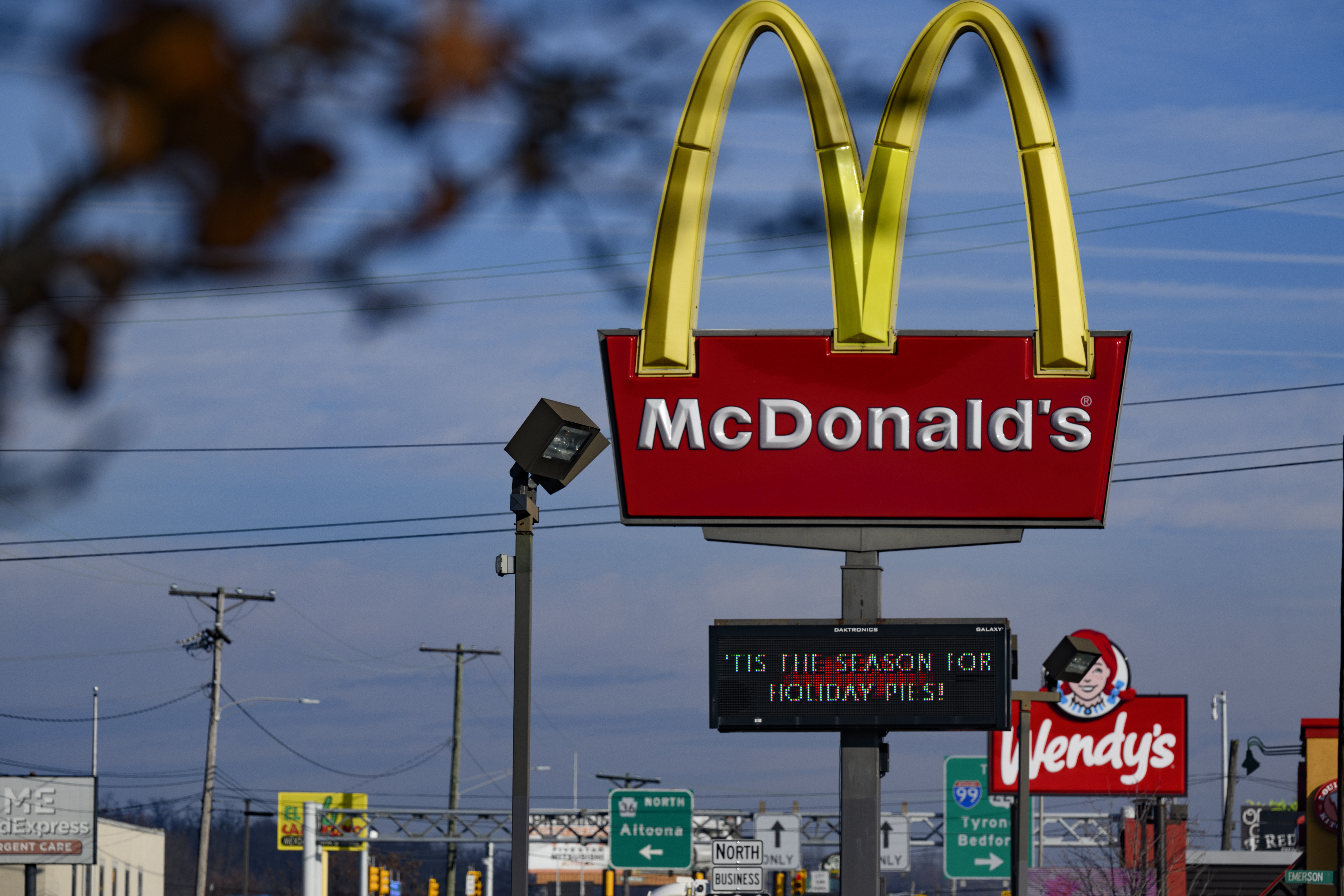 McDonald’s employee who referred to as 911 in CEO homicide case eligible for reward, however … McDonald’s employee who referred to as 911 in CEO homicide case eligible for reward, however …