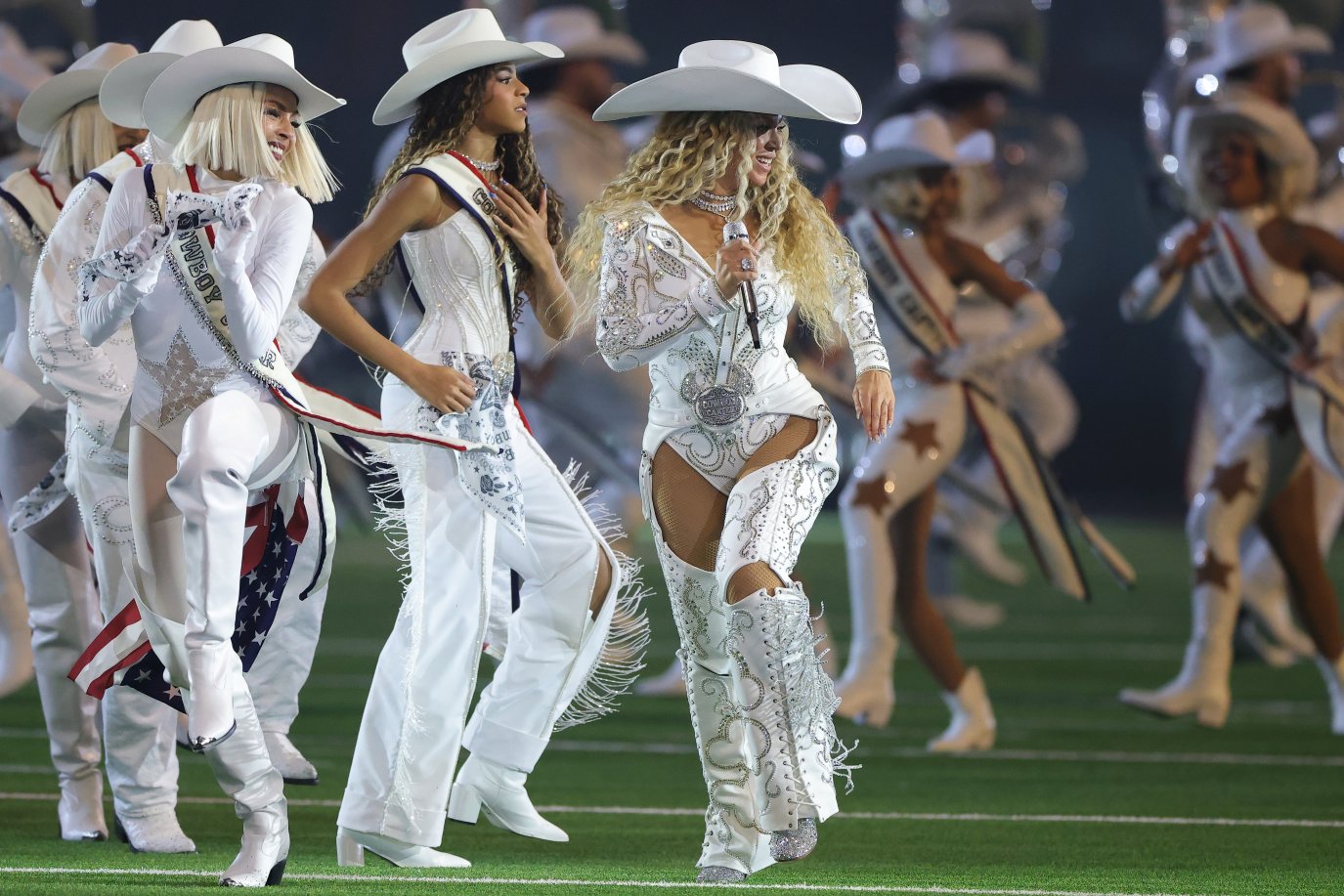 Beyoncé performs with daughter Blue Ivy during Ravens-Texans halftime ...