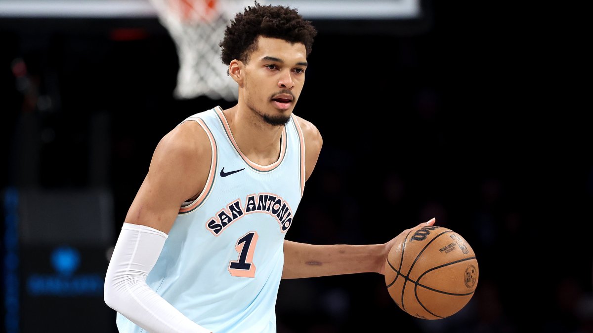 Wembanyama's Surprise NYC Chess Match: NBA Star Battles Fans in Washington Square Park!