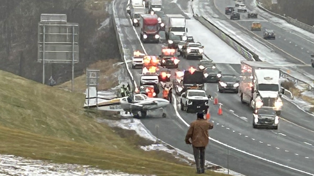 Small aircraft lands on NY Thruway, disrupting site visitors Small aircraft lands on NY Thruway, disrupting site visitors