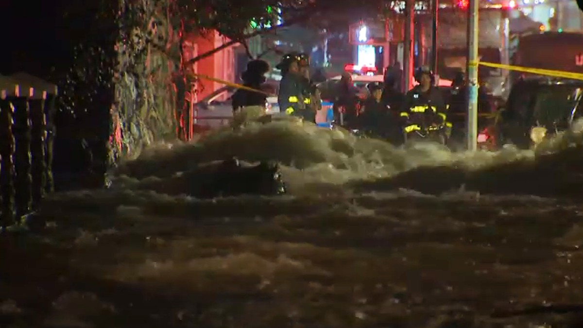 Properties evacuated as water primary break floods NYC neighborhood Properties evacuated as water primary break floods NYC neighborhood
