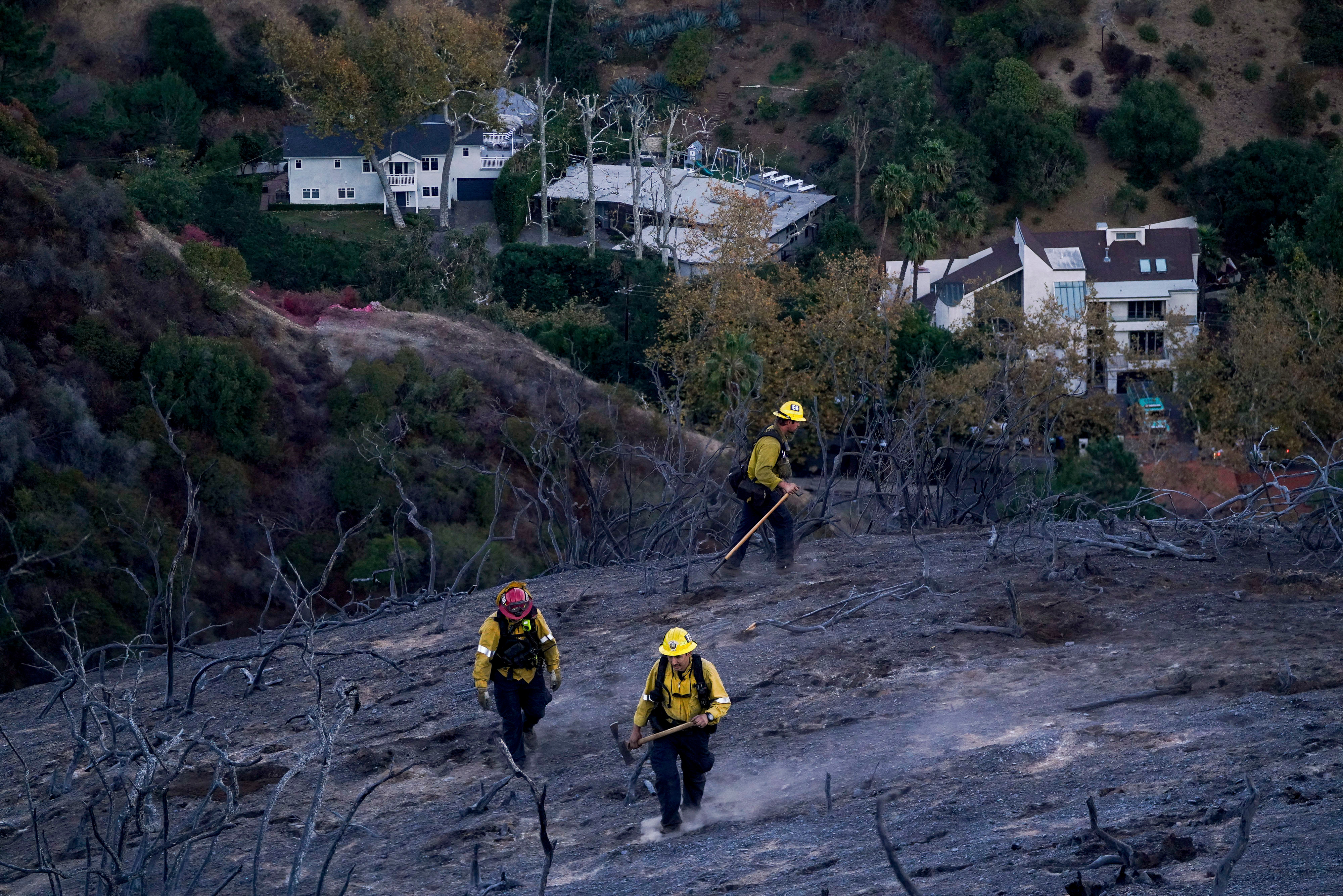 Windblown mud and ash advisory prolonged. How wildfires are affecting LA air high quality Windblown mud and ash advisory prolonged. How wildfires are affecting LA air high quality