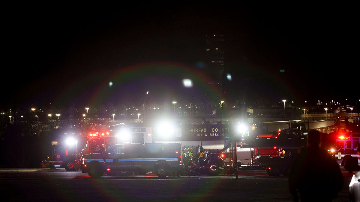 Emergency crews respond to the crash site near the Potomac River after a passenger jet collided with a helicopter on approach to Ronald Reagan National Airport (DCA). A PSA Airlines Bombardier CRJ700 regional jet collided in midair with a military helicopter Sikorsky H-60 while on approach to Runway 33 at Reagan Washington National Airport around 9 p.m., according to a FAA statement. (Photo: Alex Wroblewski/Bloomberg via Getty Images)