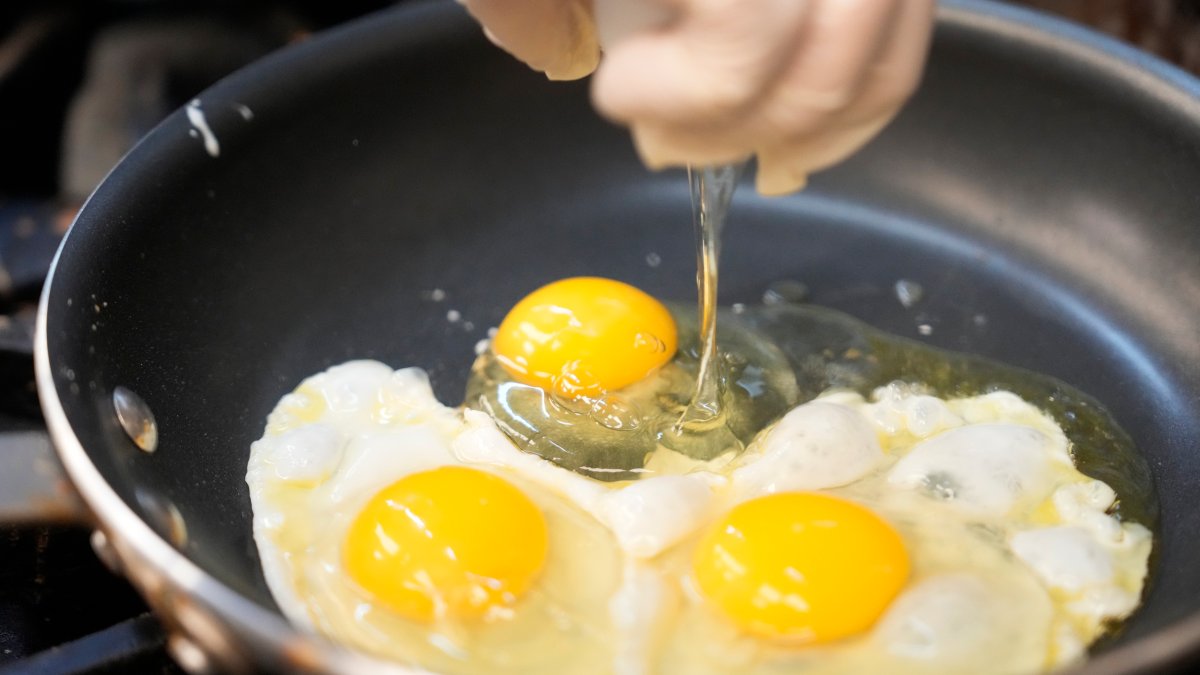 Are eggs safe to eat as bird flu spreads? Food to eat and avoid β NBC