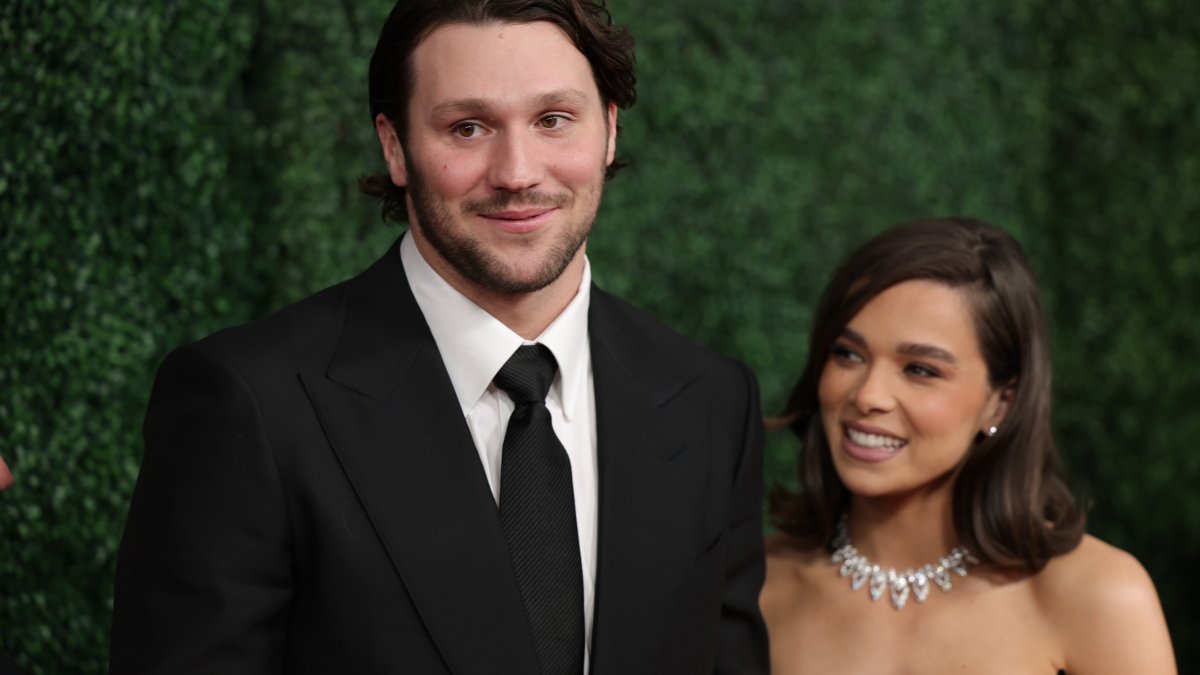 Hailee Steinfeldは、なぜJosh Allen Privateと関係を維持するのかを共有しています –  NBC New York