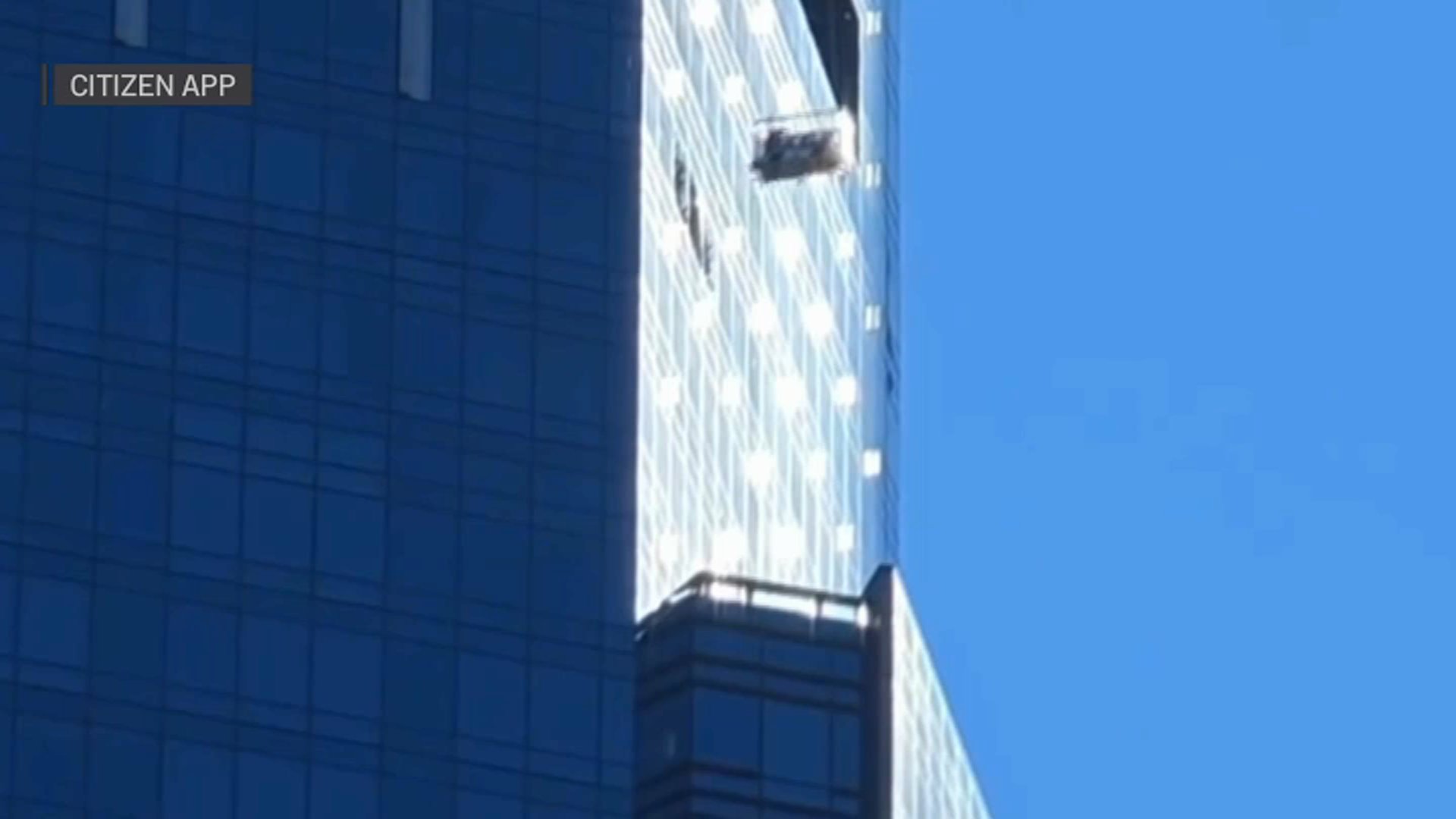 Window washers rescued after wind sends rig swinging at Manhattan high-rise Window washers rescued after wind sends rig swinging at Manhattan high-rise