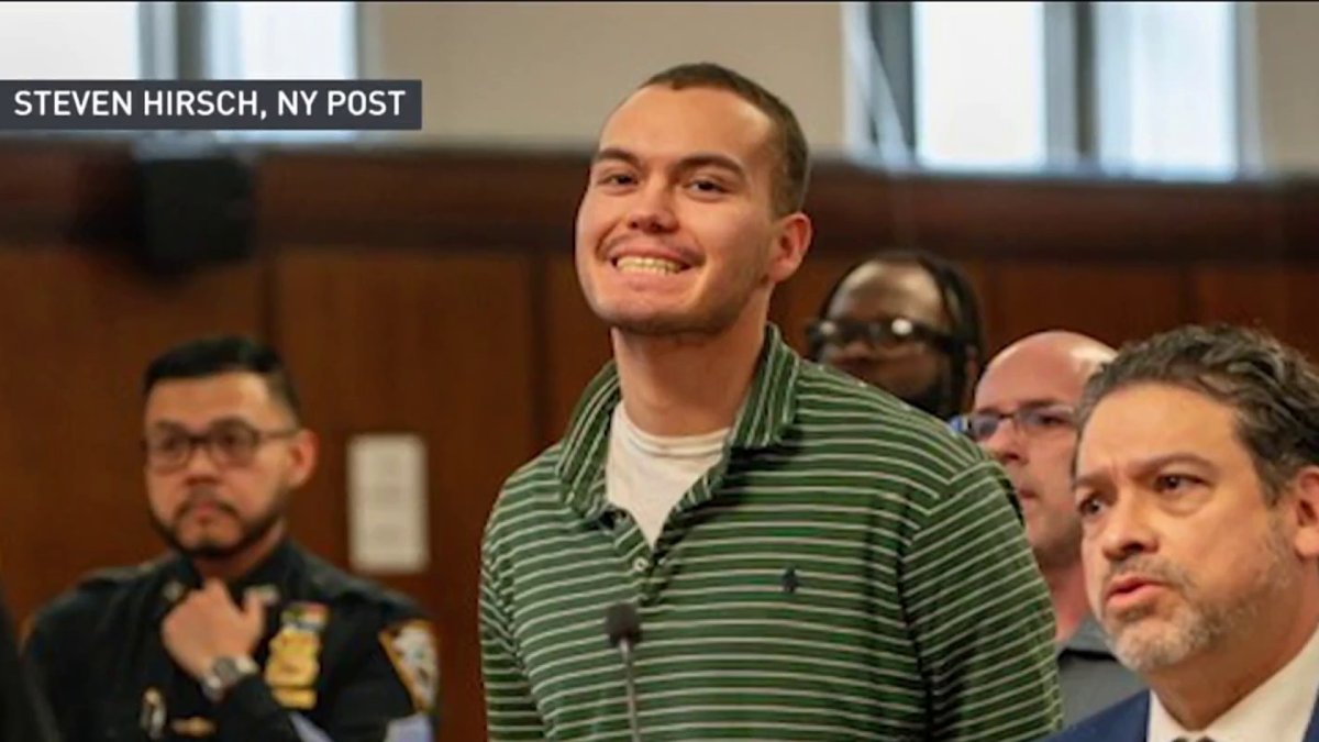 Man accused of threatening attack on NYC synagogue smiles in court ...