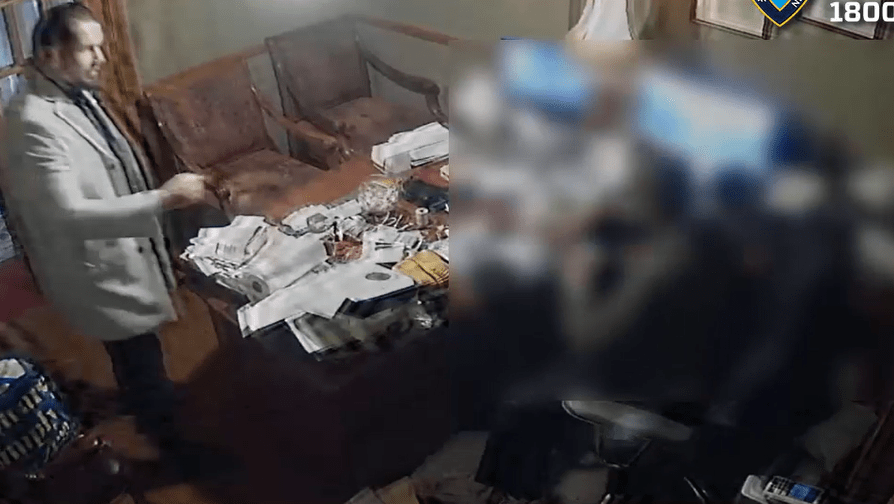 Pretend mourner robs NYC funeral house director at machete-point, police say Pretend mourner robs NYC funeral house director at machete-point, police say