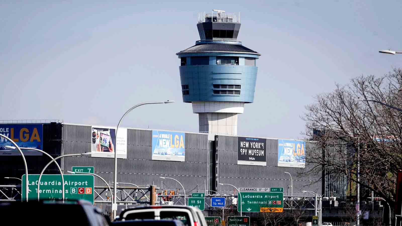 Airplane’s wing hits runway throughout touchdown try at New York’s LaGuardia Airport Airplane’s wing hits runway throughout touchdown try at New York’s LaGuardia Airport