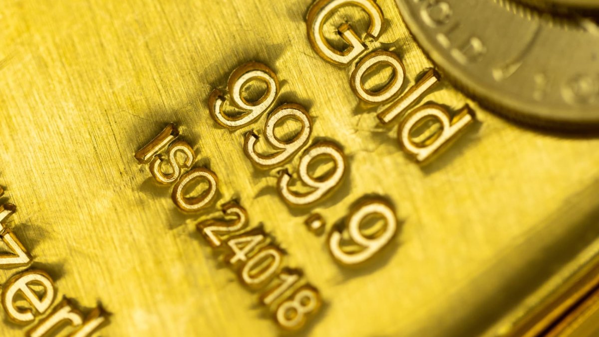 Gold surges to a record above $3,400 as Trump threatens Fed ...