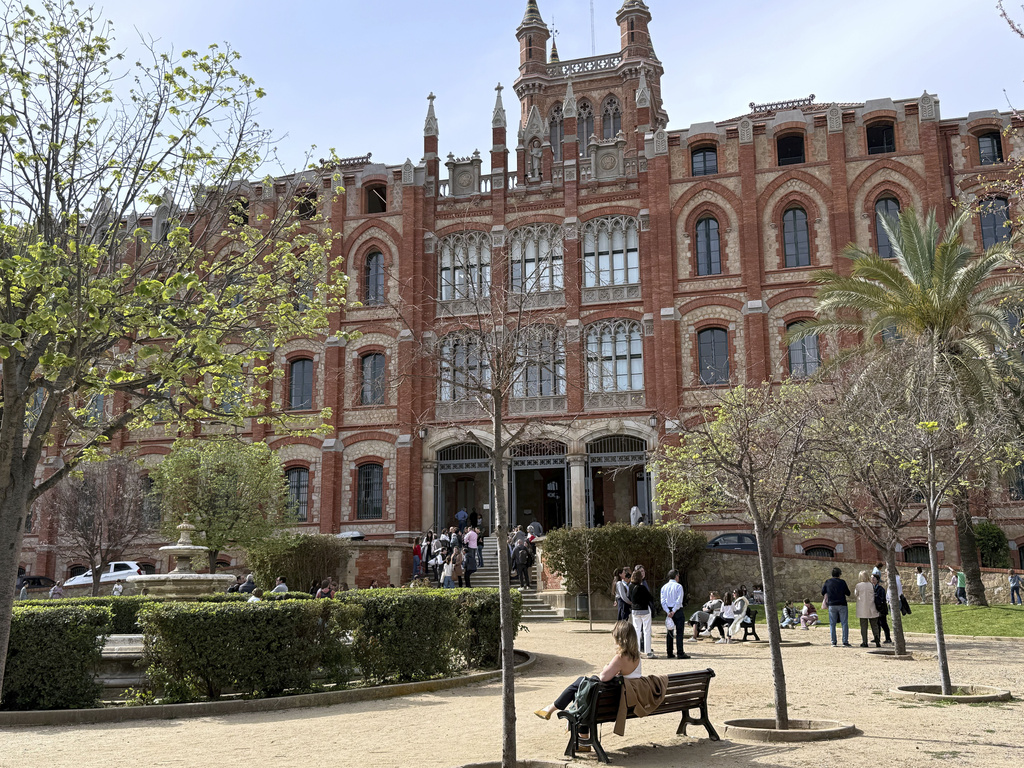 Hudson helicopter crash hits house in Barcelona the place victims had been well-known Hudson helicopter crash hits house in Barcelona the place victims had been well-known