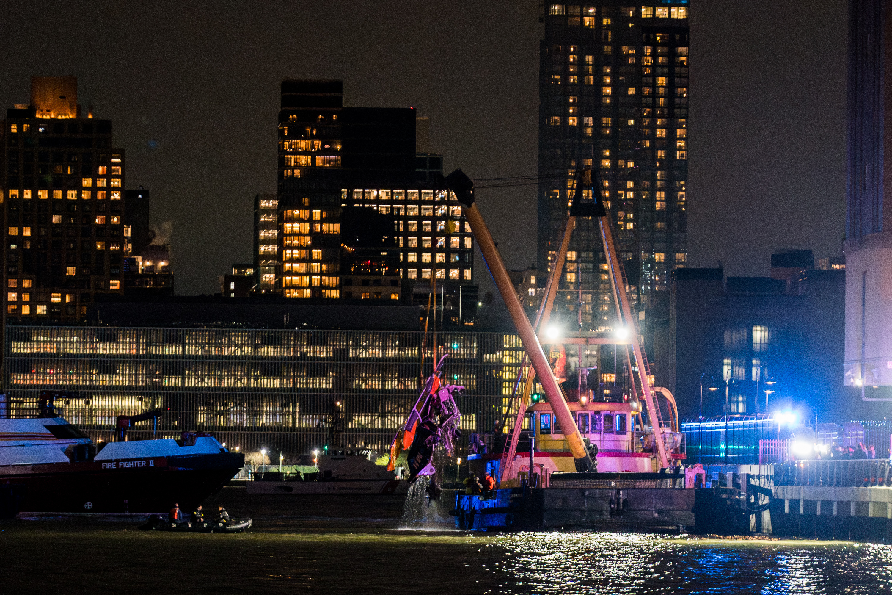 Hudson River helicopter crash restoration efforts suspended in a single day Hudson River helicopter crash restoration efforts suspended in a single day