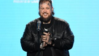 Jelly Roll admits he pooped his pants onstage – NBC New York