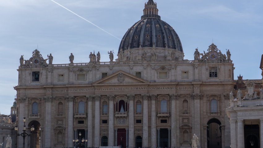 A general view of St. Peter’s Square after the announcement of the death of Pope Francis on the morning of April 21, 2025. Numerous television crews, including those from international broadcasters, are present at the Vatican to follow the news.