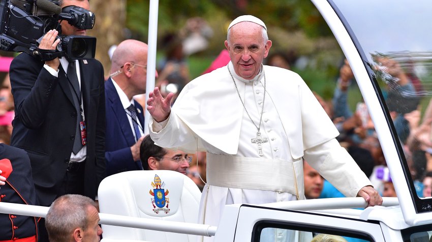 NEW YORK, NY – SEPTEMBER 25: Pope Francis travels through Central Park to meet and greet New Yorkers on September 25, 2015 in New York City. (Photo by James Devaney/GC Images)