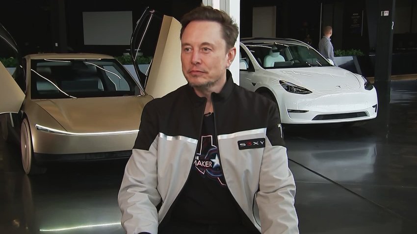 Elon Musk interviews on C온라인카지노사이트 from the Tesla Headquarters in Texas.
