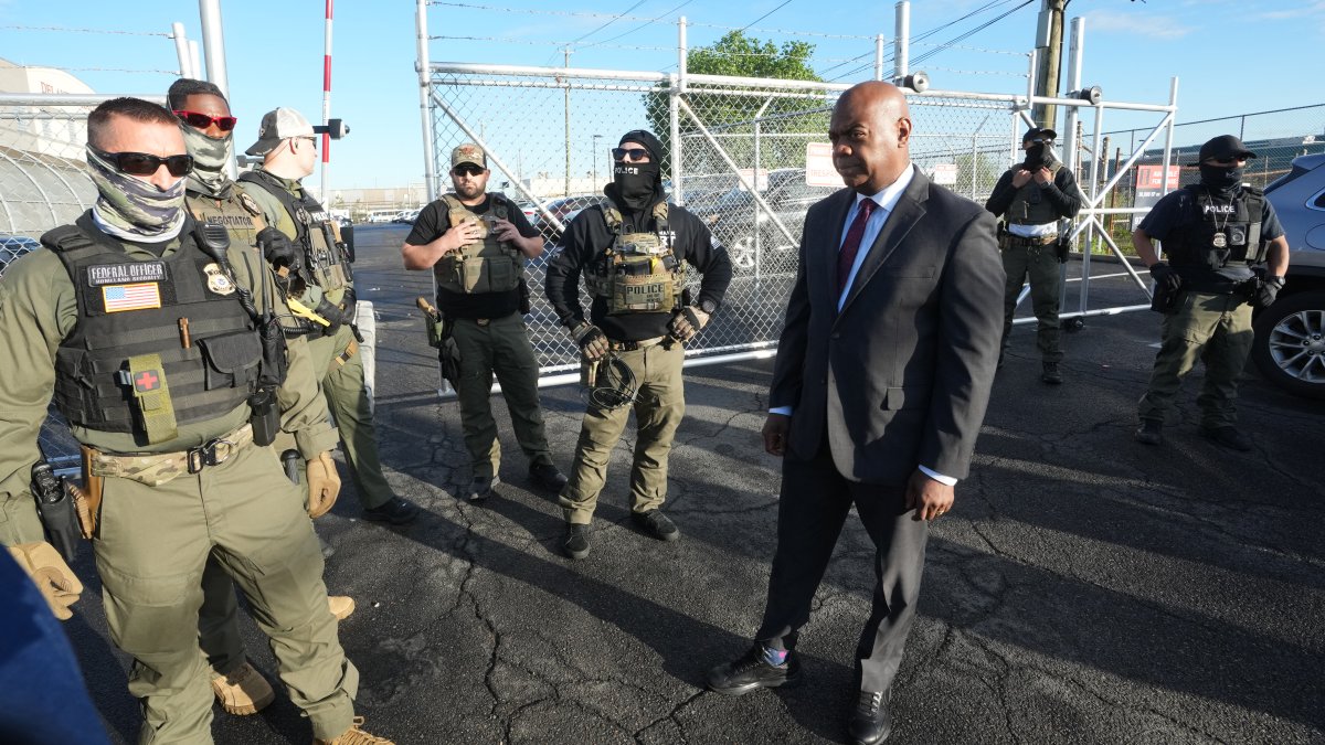 NJ mayor released after arrest at ICE detention center
