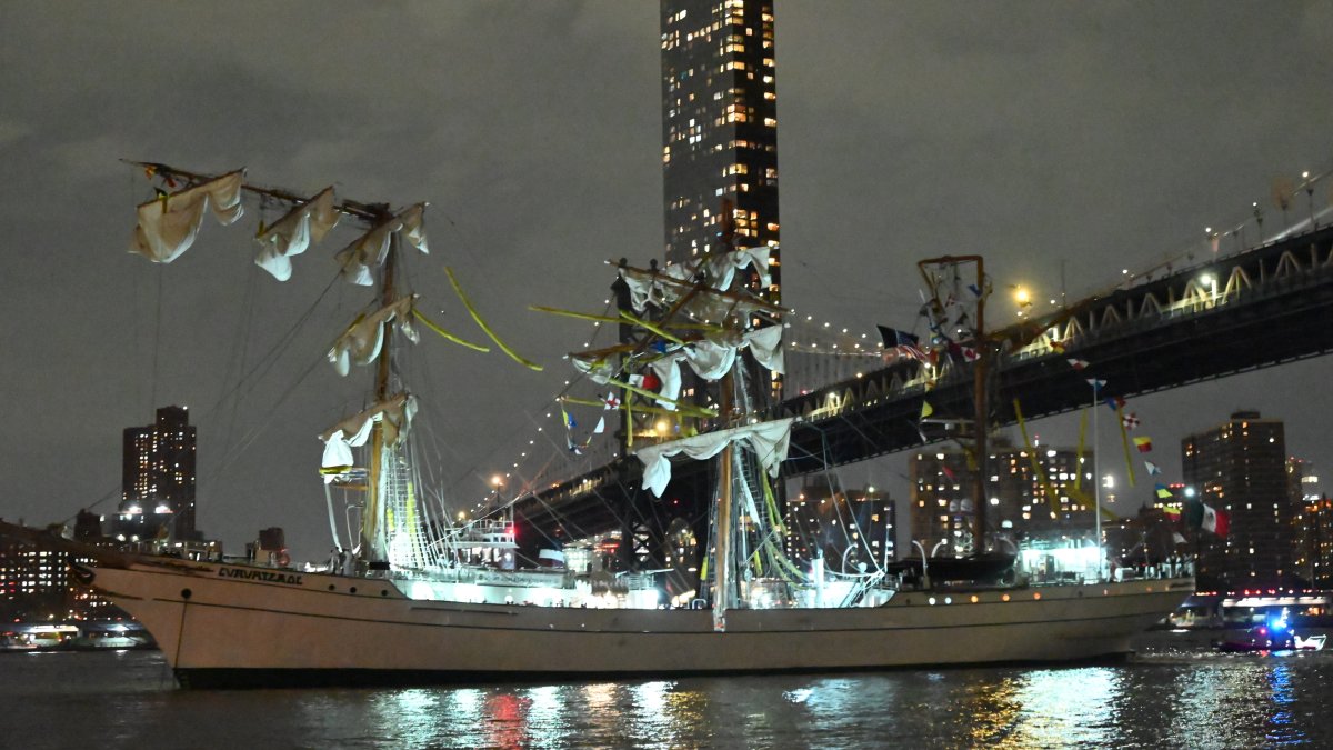 2 dead after Mexican tall ship hits Brooklyn Bridge snapping boat's masts