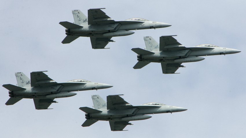 New York, UNITED STATES: Four F-18 fighter jets fly over the Hudson River in New York 23 May 2007 as part of the Fleet Week events. The Parade of Ships and the fly over mark the beginning of Fleet Week celebrations which lead up to Memorial Day events. AFP PHOTO/DON EMMERT (Photo credit should read DON EMMERT/AFP via Getty Images)