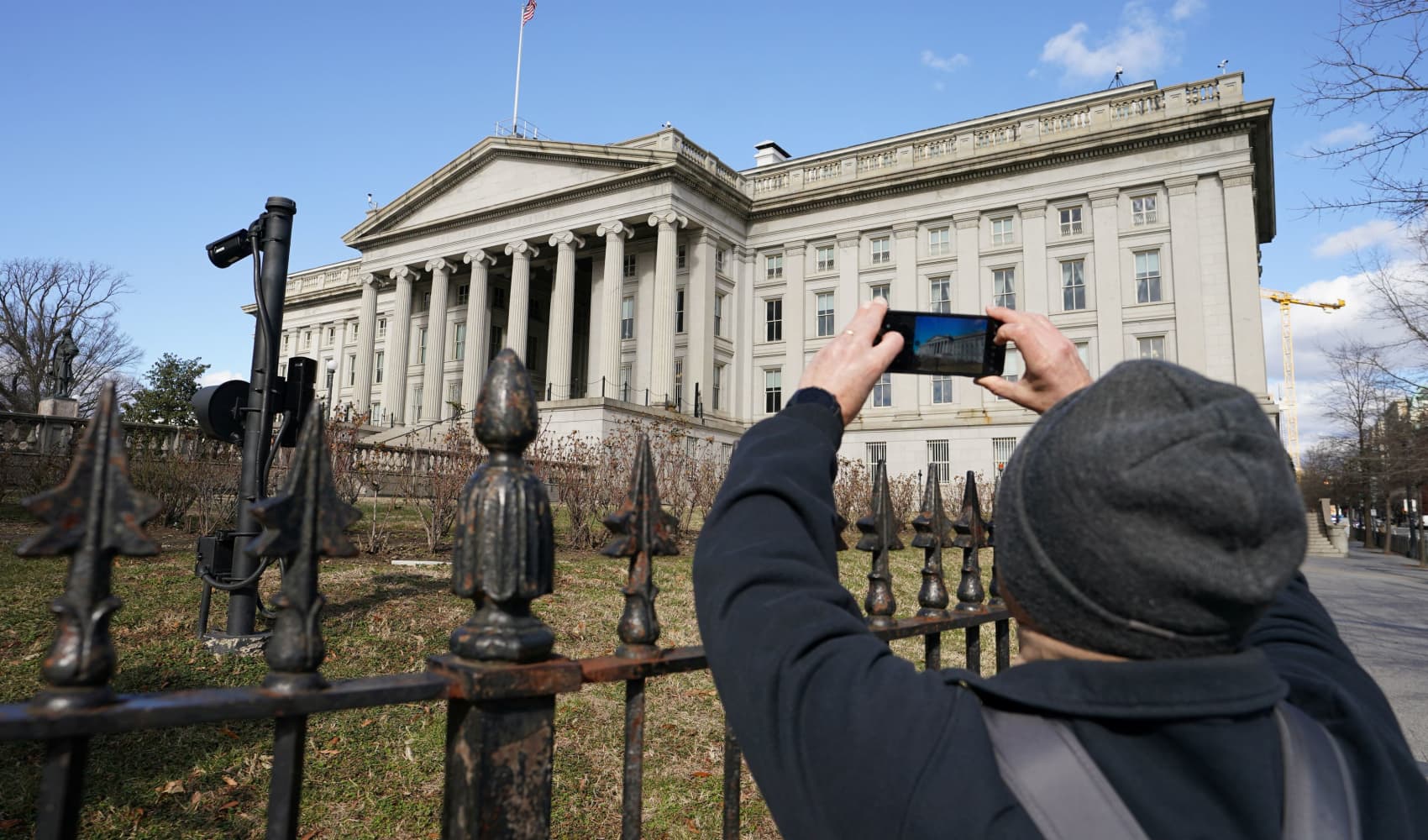 Investors are piling into big, short Treasury bets alongside Warren Buffett