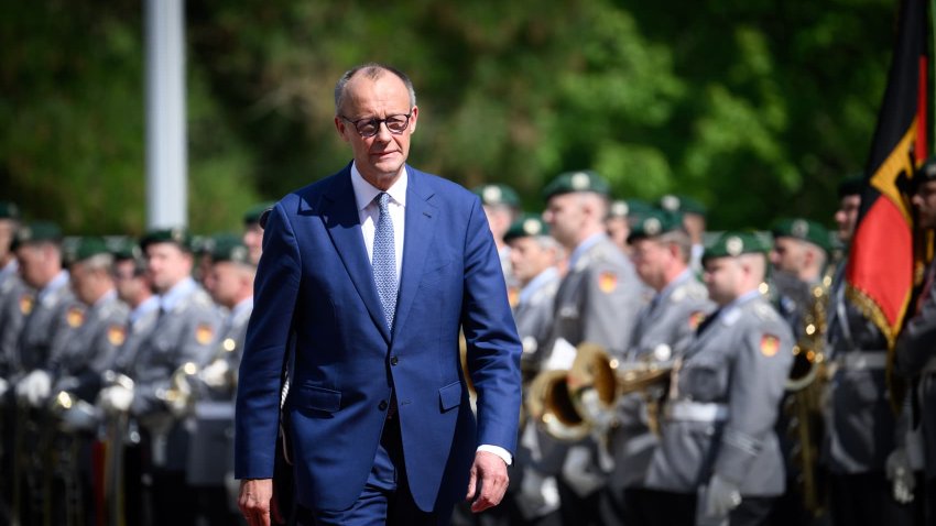 Federal Chancellor Friedrich Merz (CDU) walks past Bundeswehr soldiers with military honors in front of the Federal Chancellery before welcoming the Prime Minister of Denmark.