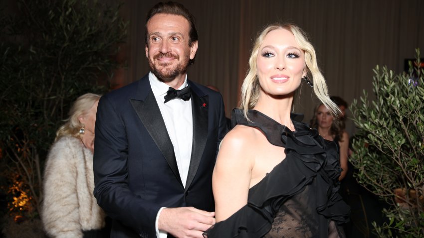 LOS ANGELES,  CALIFORNIA – JANUARY 5, 2025, 82ND GOLDEN GLOBE AWARDS – Jason Segel and Kayla Radomski at the 82nd Golden Globe Awards, held at the Beverly Hilton Hotel in Los Angeles on January 5, 2025.