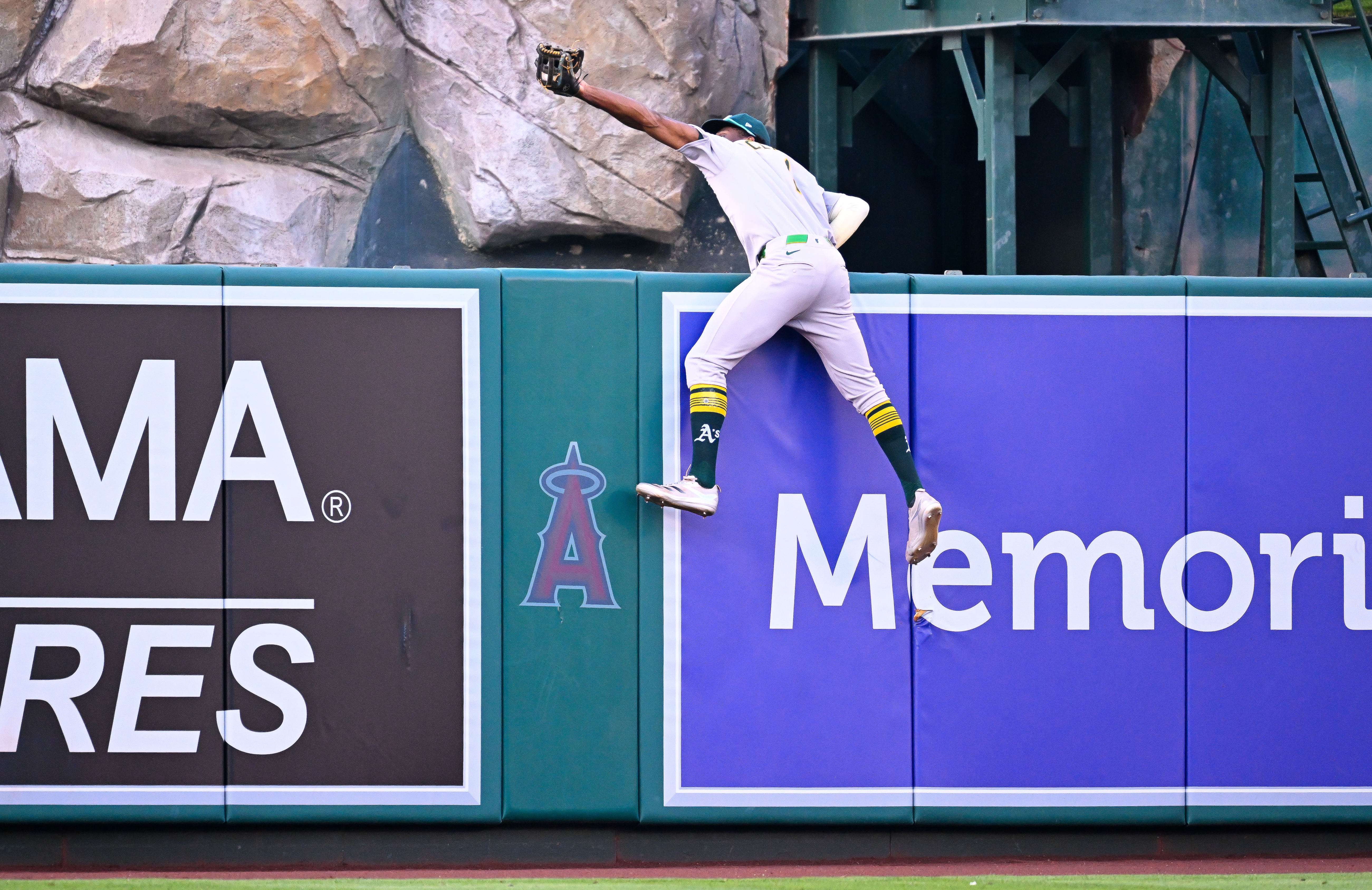 Athletics’ Denzel Clarke makes jawdropping catch to rob Angels homer