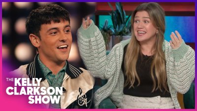 Olympic swimmer Tom Daley surprises Kelly Clarkson with handmade crochet sweater