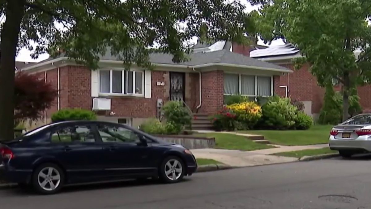 Armed robbers tie up family in Queens home invasion, take $15,000 in cash and jewelry