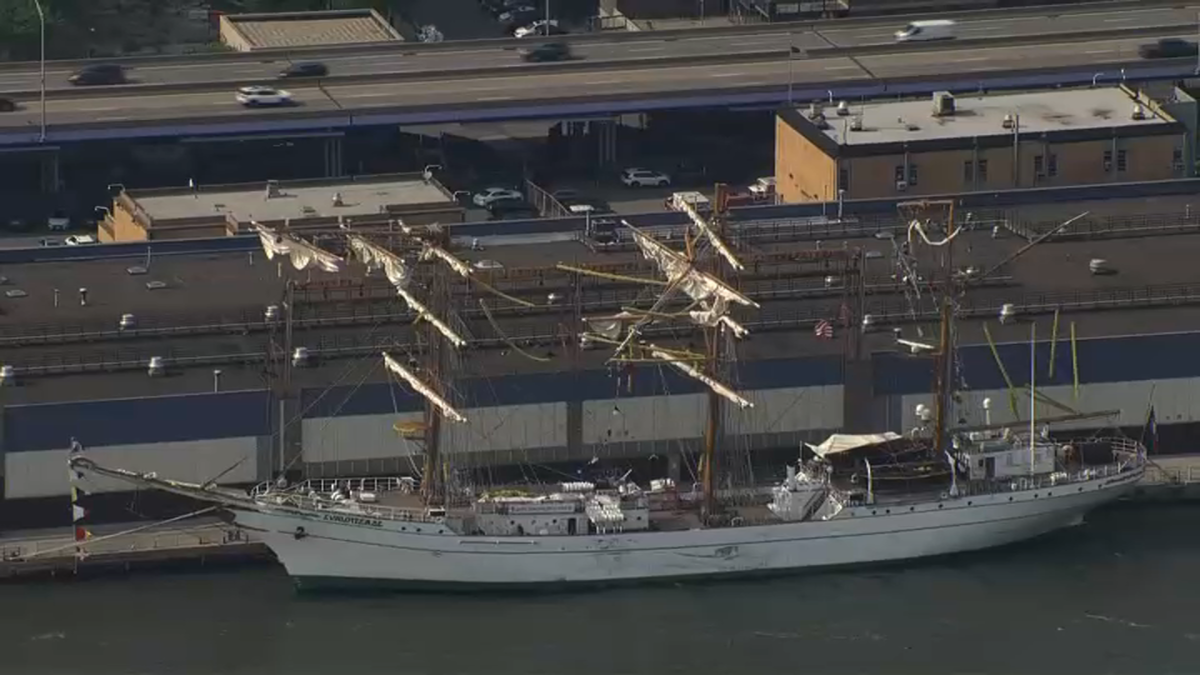 Mexican navy ship that hit Brooklyn Bridge to be towed down fully-closed East River