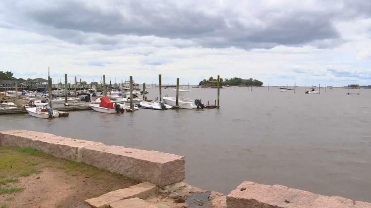Connecticut plane crash survivors OK after aircraft sinks in sound Connecticut plane crash survivors OK after aircraft sinks in sound