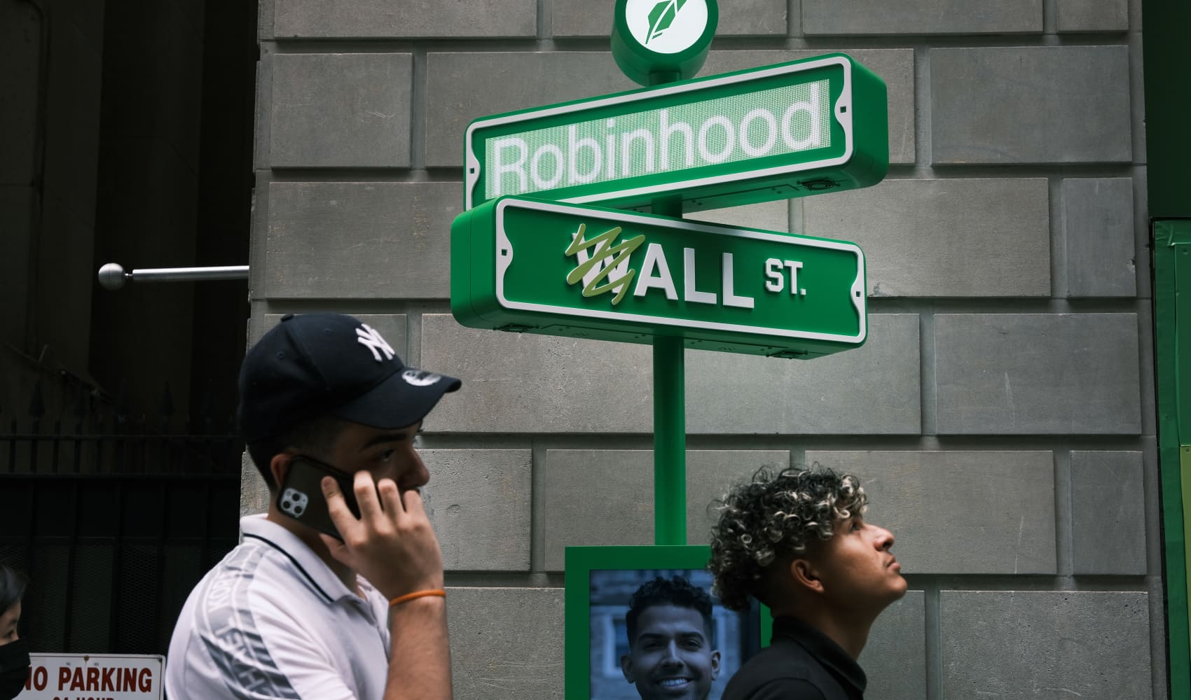 Robinhood stock tops $100 to new record, roaring 30% since being snubbed from S&P 500