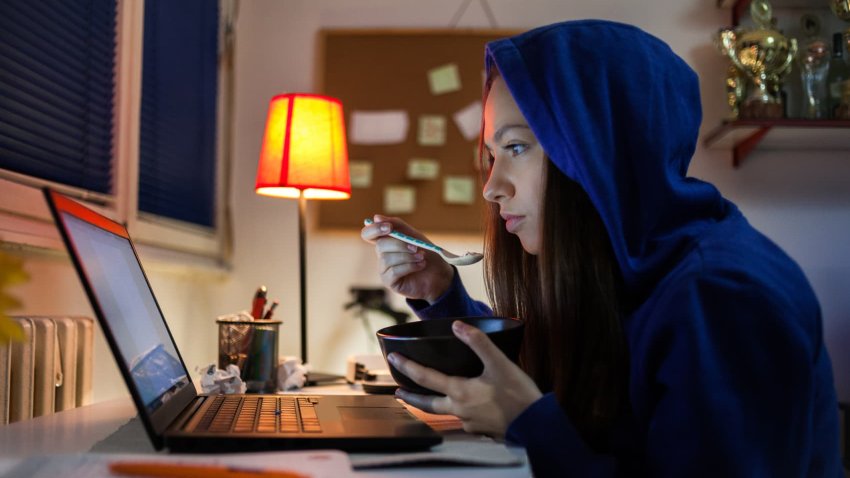 [CNBC] 25% of young Americans aged 18 to 24 eat every meal alone—’a virtual doubling of what it was two decades ago,’ expert says