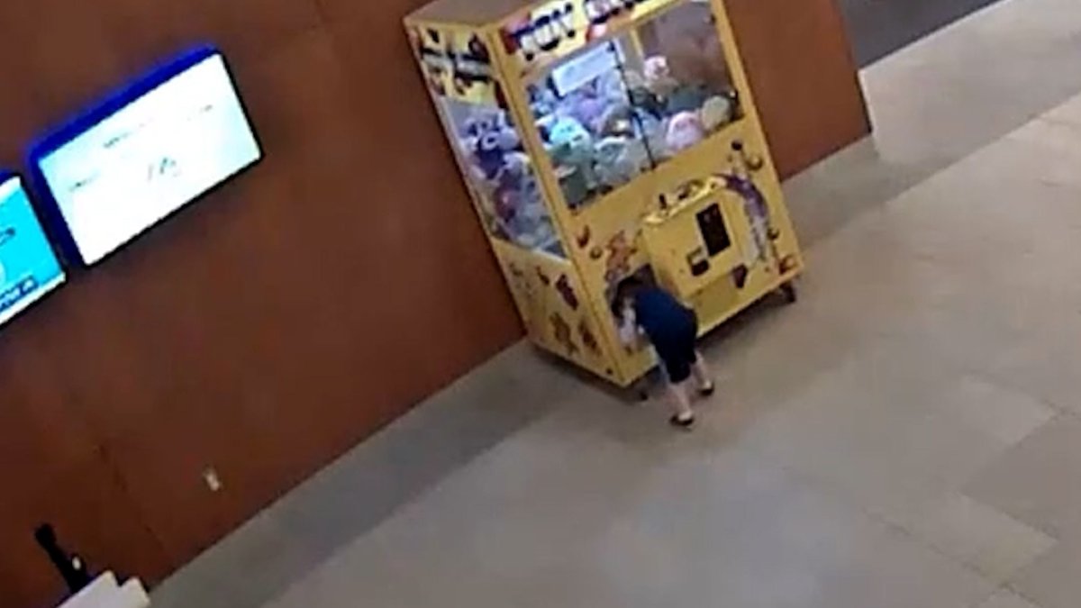Watch Ohio boy freed from claw machine after getting stuck NBC New York