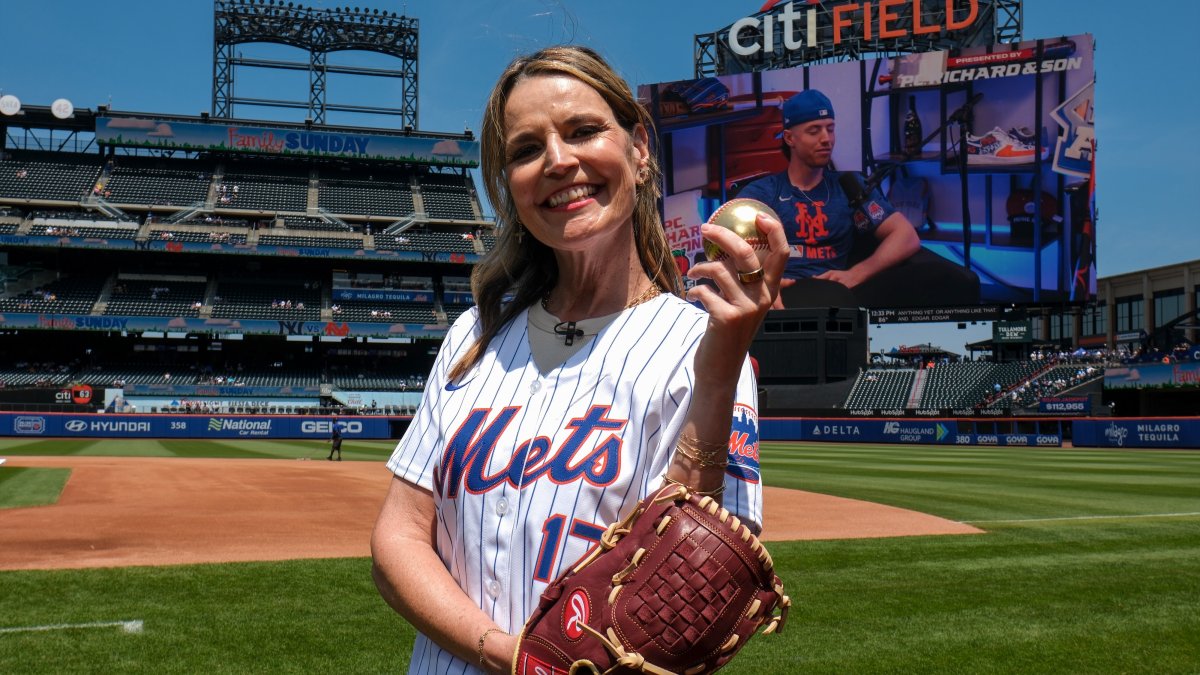 Savannah Guthrie throws the first pitch for the Mets while her kids cheer her on