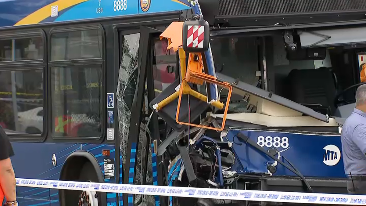8 hurt after MTA bus crashes into street light pole in Queens