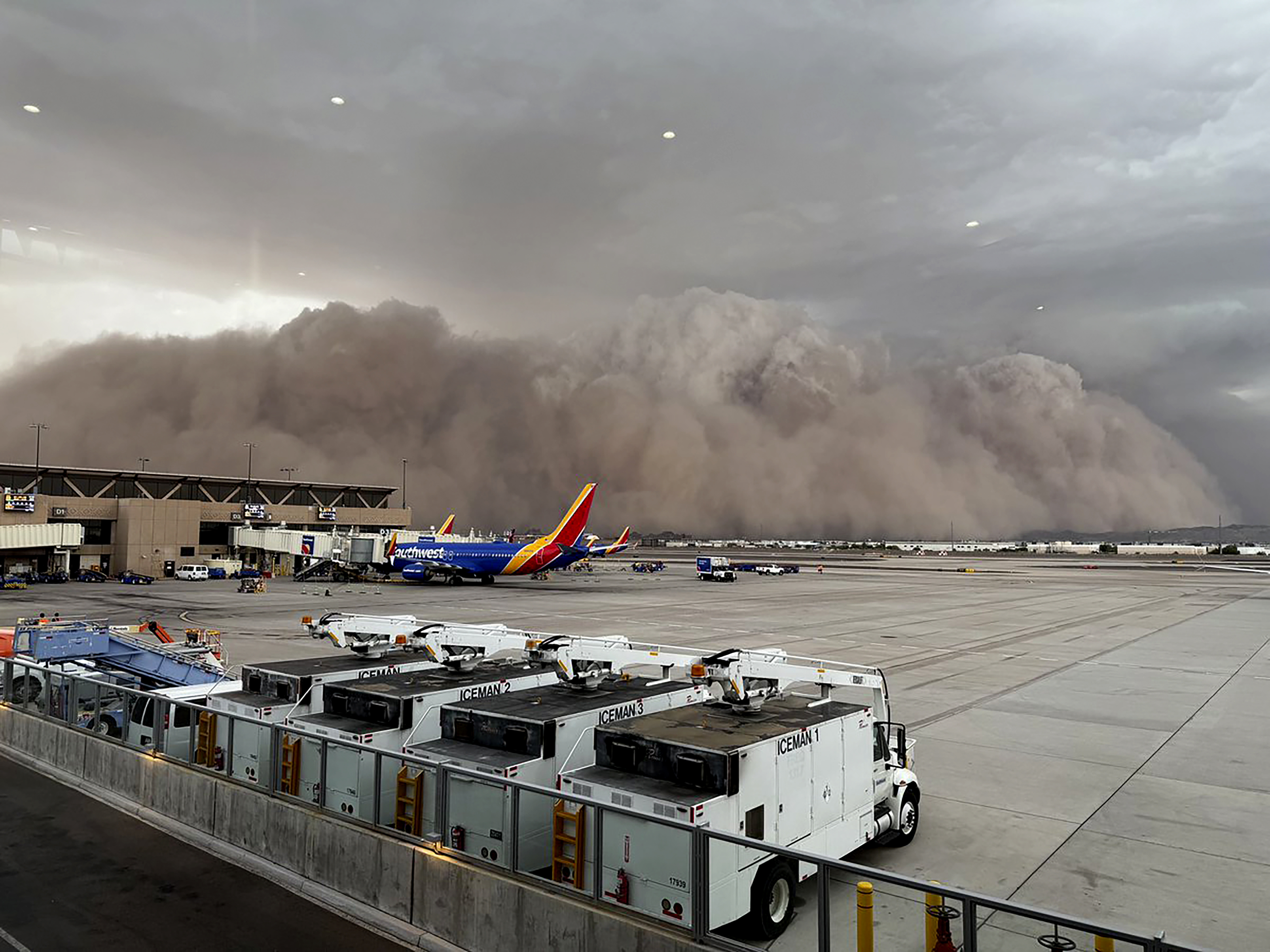 Haboob hits metro Phoenix as dust storm halts flights, cuts power – NBC ...