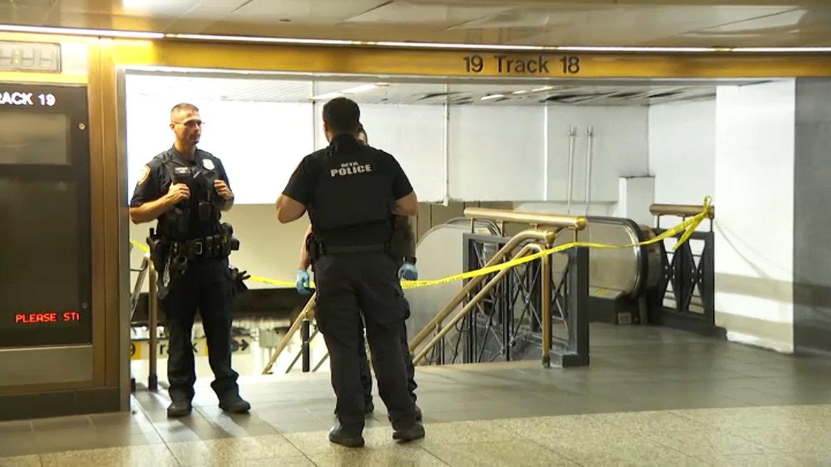 Off-duty officer shoots attempted robber at NY Penn Station – NBC New York