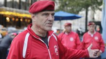 En esta fotografía de archivo del 12 de agosto de 2015, el fundador de Guardian Angels, Curtis Sliwa, responde preguntas durante una entrevista de noticias en Nueva York.