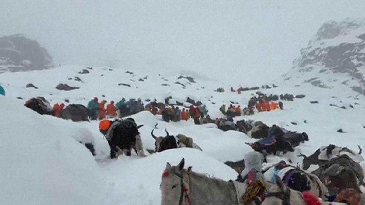 Hundreds of hikers rescued from Mount Everest after snowstorm NBC New(00)