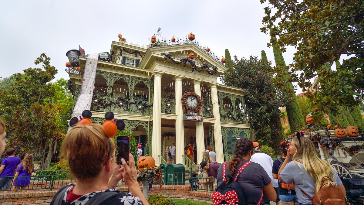Woman dies after riding Haunted Mansion at Disneyland NBC New York(00)