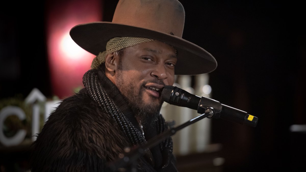 D'Angelo, the R&B crooner who helped pioneer neo-soul, has died after a private battle with cancer. He was 51.