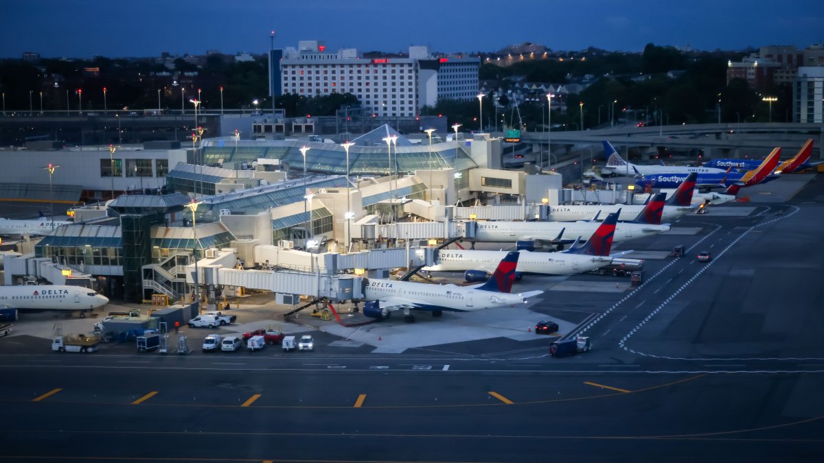 Two Delta CRJ-900 Jets Collide Taxiing LaGuardia Airport Injures Flight Attendant