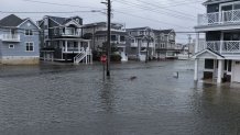 Una potente tormenta nor'easter provocó inundaciones costeras en la costa de Jersey el domingo por la tarde. La marea alta provocó inundaciones en los muelles y las calles de Avalon, Nueva Jersey, Estados Unidos, el 12 de octubre de 2025. Los fuertes vientos y el oleaje intenso causaron condiciones peligrosas en la costa, por lo que las autoridades instaron a los residentes a evitar las zonas inundadas. (Foto de Lokman Vural Elibol/Anadolu vía Getty Images)