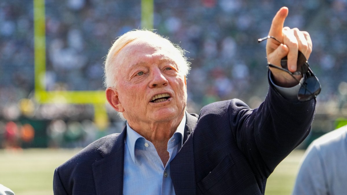 Jerry Jones fined $250K for obscene MetLife gesture at Jets fans