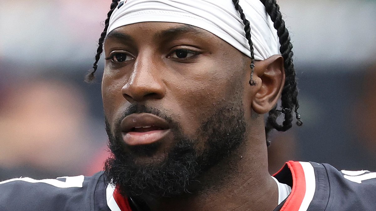 Jets cornerback Kris Boyd was shot early Sunday morning outside a midtown Manhattan restaurant, law enforcement sources said.