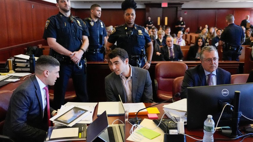 Luigi Mangione appears in Manhattan Criminal Court, Monday, Dec. 1, 2025, in New York. (AP Photo/Yuki Iwamura, Pool)