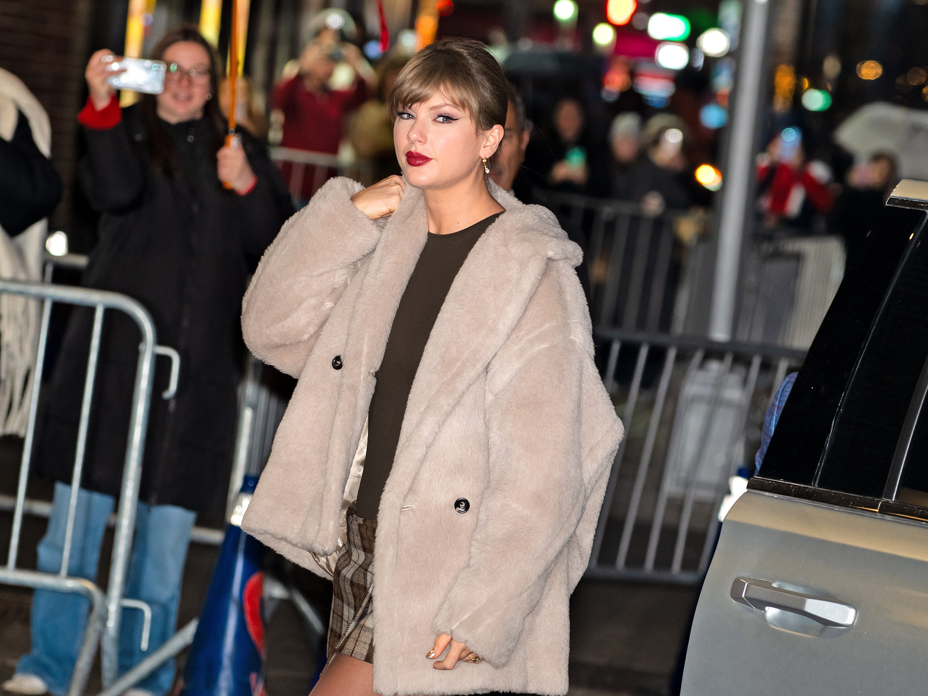 Taylor Swift gives more than $2 million to charities in holiday