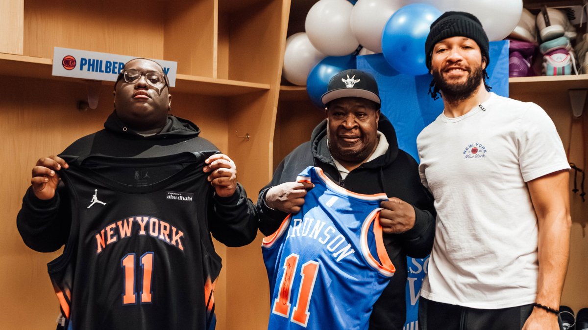 Watch Knicks star Jalen Brunson surprise families with holiday gifts